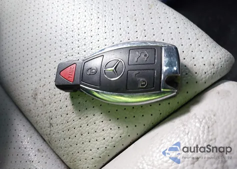 2018 Mercedes-Benz C 300 z USA, uszkodzony, nr VIN 55SWF4JBXJU265610